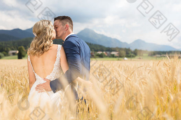 新娘新郎接吻拥抱温柔小麦场斯洛维尼亚语农村