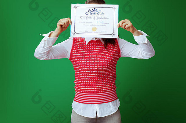 健康的学习者女人灰色牛仔裤粉红色的无袖衬衫持有证书毕业前面脸绿色背景