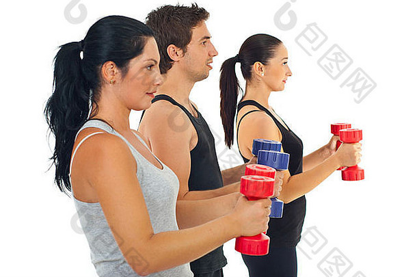 三人一组，在白色背景下用杠铃进行健身锻炼