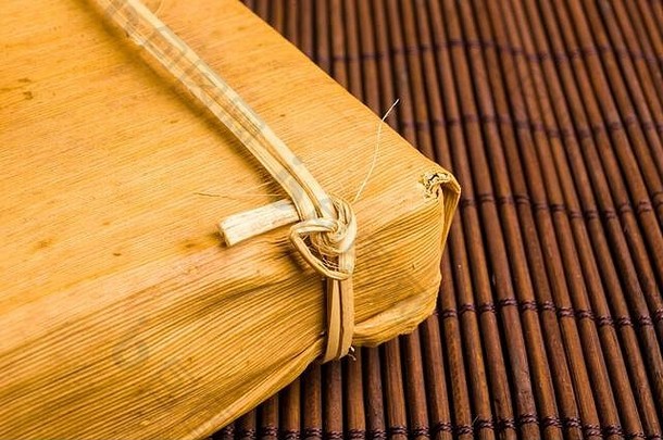 中国的普洱茶用竹叶包装在竹垫上，特写，宏观