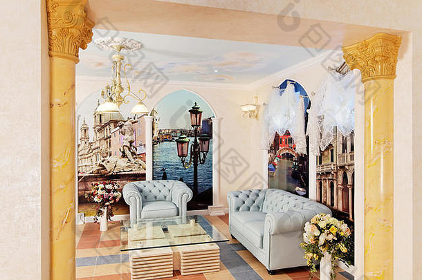 客厅内部采用古典风格的蓝色真皮沙发和立柱