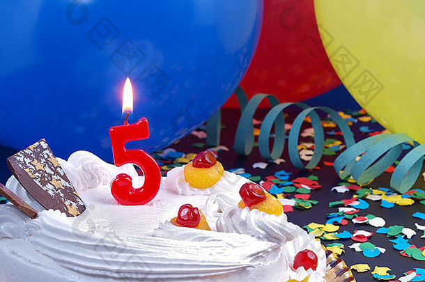 生日蛋糕，红烛显示5号