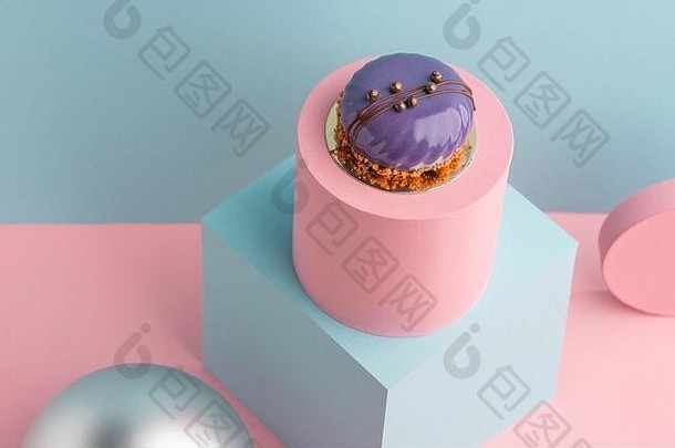 蓝色背景上令人惊叹的紫罗兰色光泽摩丝蛋糕