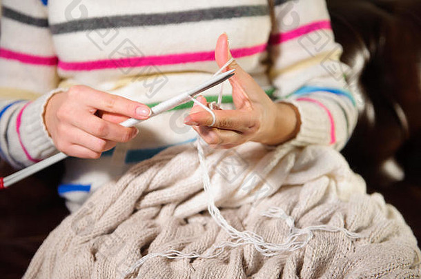女人的手在编织。手编织的特写镜头。针织工艺