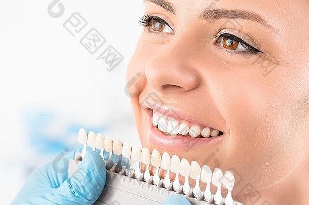 美丽的微笑白色牙齿年轻的女人匹配阴影植入物过程牙齿美白