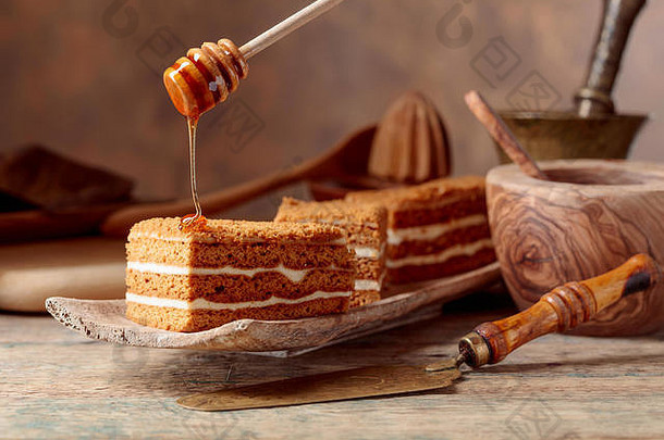 分层蜂蜜蛋糕奶油蜂蜜木表格