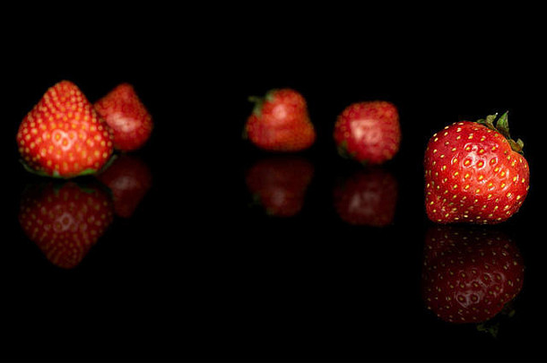 集团新鲜的红色的草莓孤立的黑色的玻璃