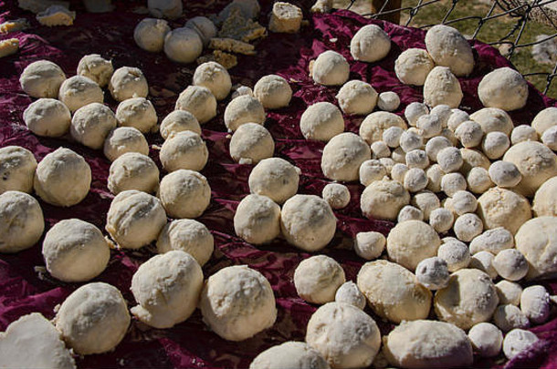 塔吉克斯坦普沙特山谷吉尔吉斯游牧民族制作的Kaymak奶酪球