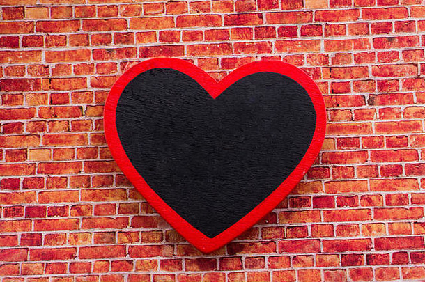 砖墙上的红色心形图标