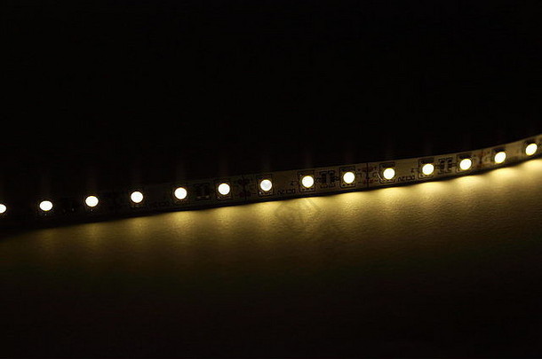 长条形发光二极管。LED可实现低功耗的高亮度照明。
