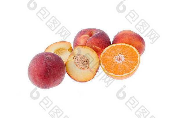 一些<strong>桃</strong>子和一个橘子被隔离在白色背景上