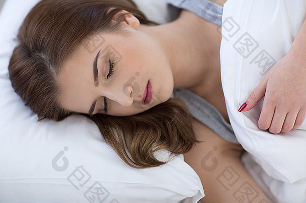 特写镜头肖像年轻的美丽的女人睡觉床上