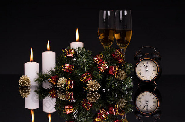 酒眼镜香槟时钟蜡烛圣诞节饰品黑色的背景反射复制空间快乐圣诞节快乐