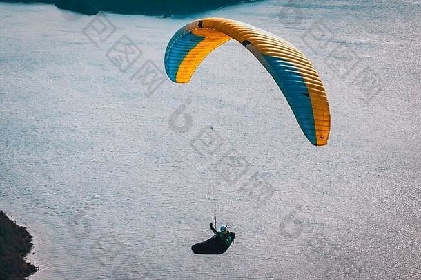 跳伞纳韦尔华皮湖城市景观巴里洛切阿根廷下了雪山峰背景概念自由冒险飞行