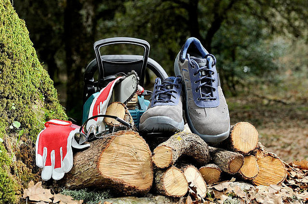 鞋子保护手套眼镜安全电锯减少木森林