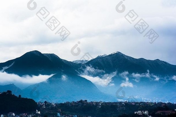 2019年2月9日尼泊尔加德满都降雪，积雪覆盖的山坡