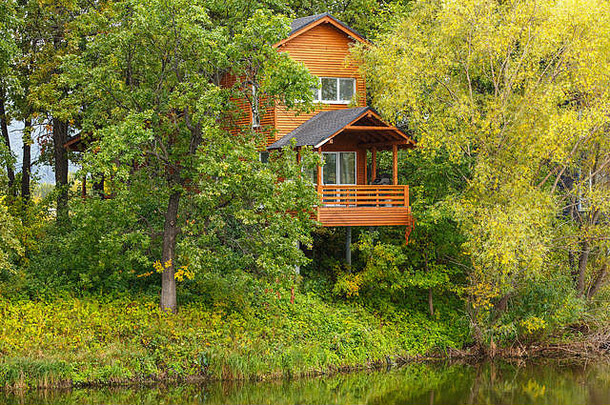 河边橡树林中的完美木屋