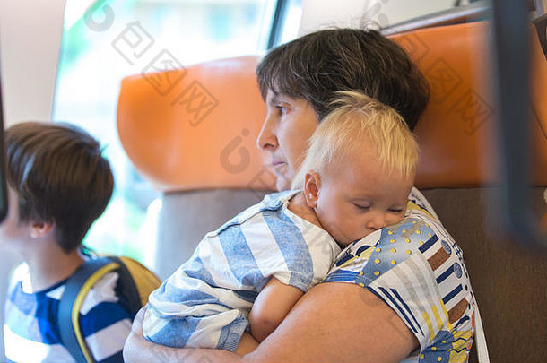 祖母和，坐火车旅行，一起上乔尼车，哥哥姐姐坐在他们旁边，欣赏风景