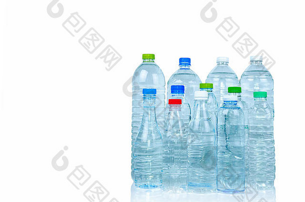 一套透明塑料水瓶，白色背景，空白<strong>标签</strong>。带封闭盖的清水和天然矿泉水瓶。健康的