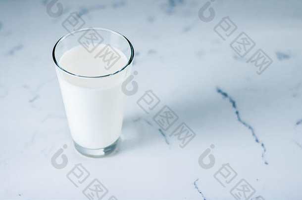 乳制品，健康营养和早餐概念-世界牛奶日，大理石桌上的全杯