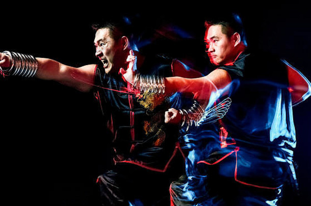 武术中国拳击功夫雄狮拳击手在黑色背景上孤立的人速度光绘画效果运动模糊