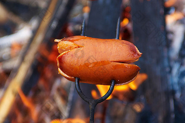 烤香肠营火
