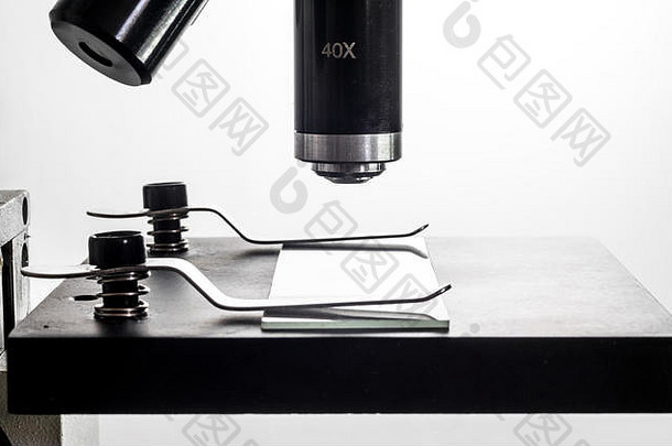显微镜和显微镜玻片特写宏观、背光、白色背景