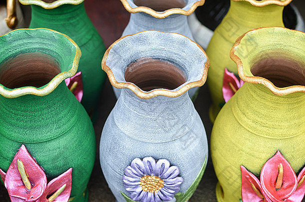 尼加拉瓜马萨亚附近的一个城镇，沿着主要道路的商店里出售陶瓷手工艺品