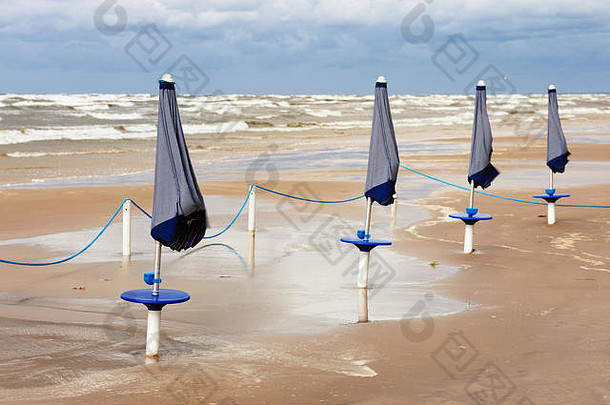 波罗的海风暴期间，金色沙滩上的雨伞紧闭
