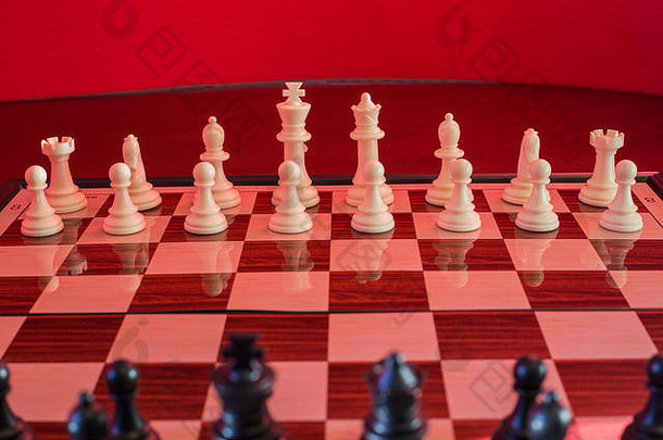 白色国际象棋正面准备好了开始匹配
