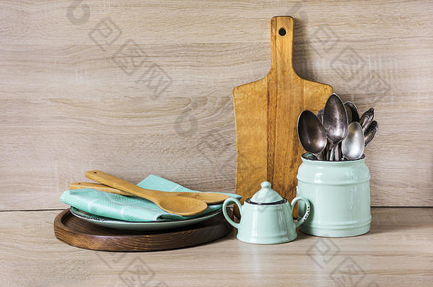 绿松石和木制古董陶器、餐具、餐具和木制桌面上的物品。厨房静物作为设计背景。形象