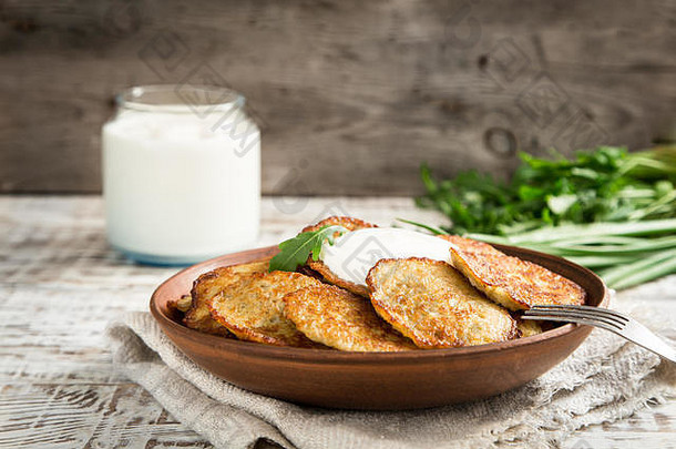 德拉尼基-马铃薯油条。土豆煎饼。白俄罗斯、乌克兰和俄罗斯的拿铁菜