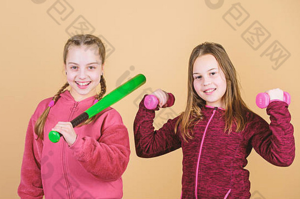 女孩们带着运动器材哑铃和棒球棒可爱的孩子们。我们热爱运动。这孩子可能在完全不同的运动中表现出色。朋友们准备好接受训练了。帮助孩子们找到他们喜欢的运动的方法。