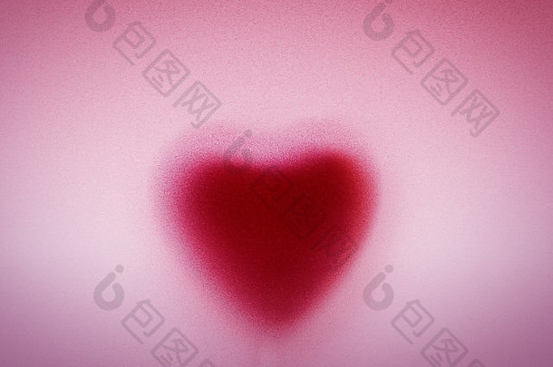 乳白色磨砂玻璃后面的心形。爱情，浪漫的粉红色背景。情人节的复古激情。