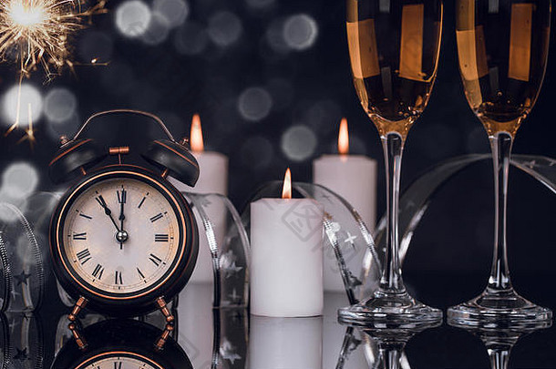 酒眼镜香槟时钟罗马焰火筒蜡烛黑色的背景反射复制空间快乐圣诞节快乐一年