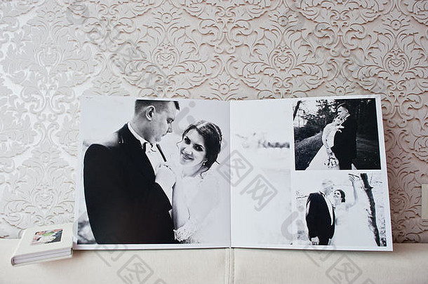 结婚纪念册或结婚纪念册的两页。