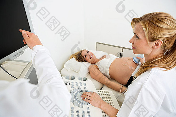 产科医生扫描孕妇腹部