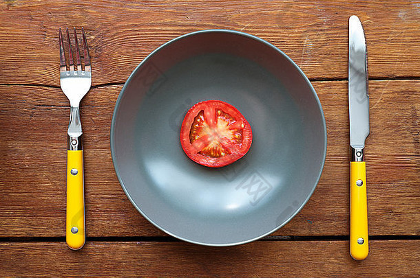 新鲜的番茄片灰色的板餐具