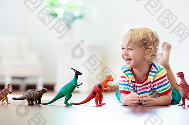 孩子玩色彩斑斓的玩具恐龙教育玩具孩子们男孩学习化石爬行动物孩子们玩恐龙玩具另一个星球