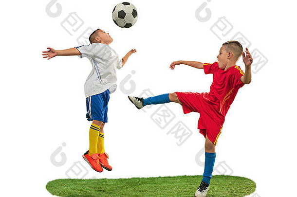 小男孩拿着足球踢飞球，孤立地站在白色的地面上。在演播室背景上动态的足球运动员。适合跳跃男孩在比赛中的动作、跳跃、移动。