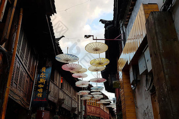 带伞形装饰的丽江风景。中国云南丽江