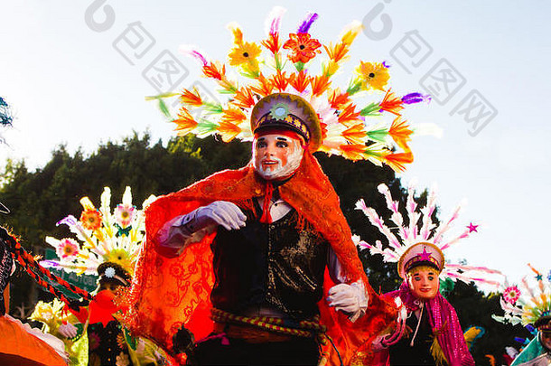 墨西哥狂欢节期间，一名墨西哥男子穿着传统的墨西哥民族服装