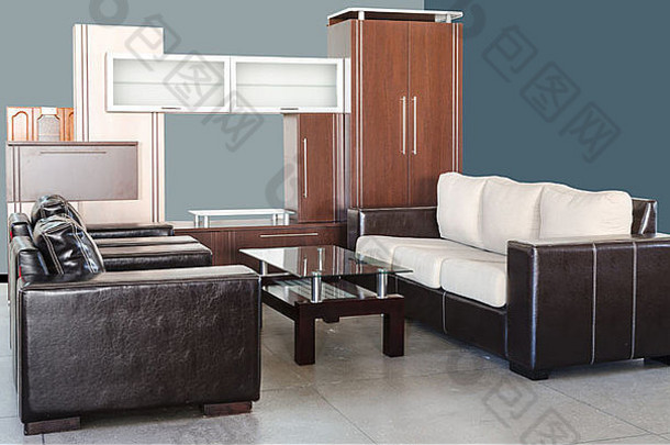 现代客厅，带皮沙发、玻璃桌和衣柜