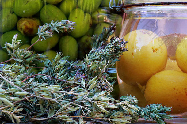 传统食品保存。在玻璃瓶中发酵柠檬和橄榄。