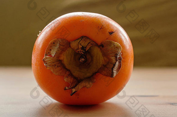 柿子果（香草卡基，也称沙龙果）特写。这种秋天的<strong>水果</strong>去皮食用，里面又甜又软。