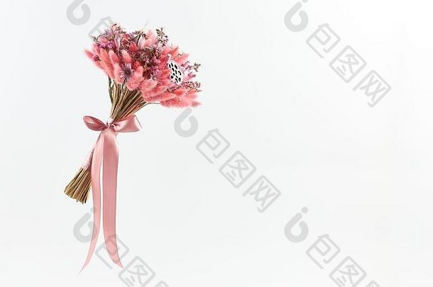 小花束粉红色的干花针织粉红色的缎丝带白色背景复制空间