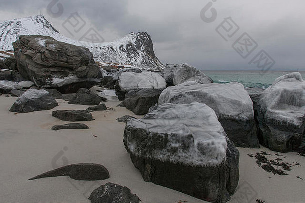 挪威罗弗敦，<strong>全年</strong>都有沙滩、石头和冰冷的海水