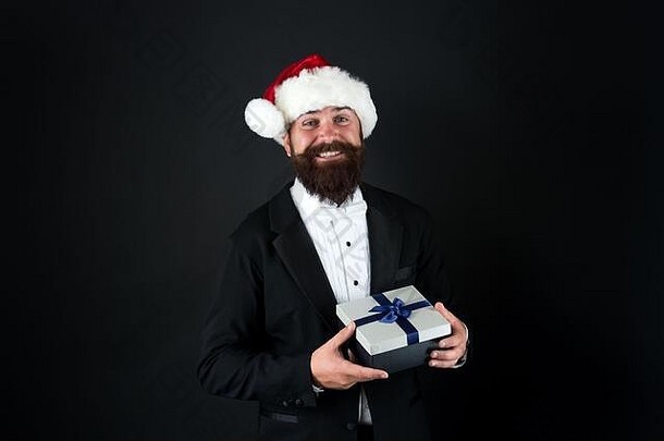 给<strong>优秀员工</strong>的礼物。快乐的商人拿着礼品盒。胡子男人带着包装好的礼物微笑着。圣诞礼物。节礼日。新年惊喜。办公室聚会。节日庆典。
