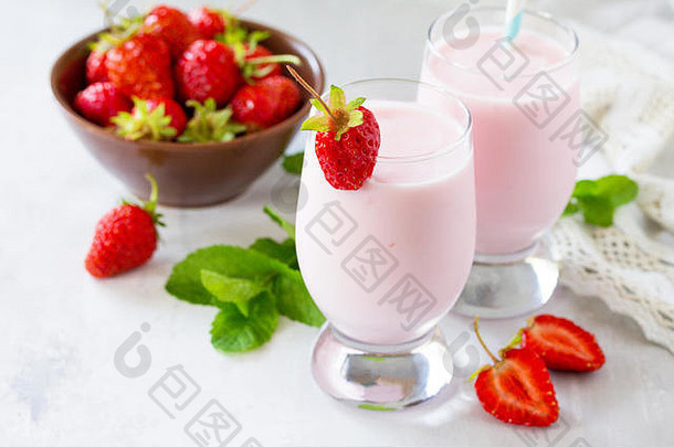 新鲜的<strong>草莓奶昔</strong>新鲜的<strong>草莓</strong>灰色的石头板岩背景素食主义者菜适当的营养健康的生活方式