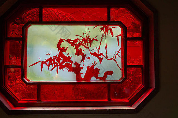 透明的窗口中国人艺术包围红色的框架